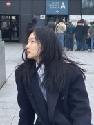    33岁周冬雨增肥后更标致了穿吊带裙配高